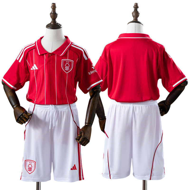 Nottingham Forest 2025/26 børn fodboldsæt - rød hjemmebanetrøje og bukser